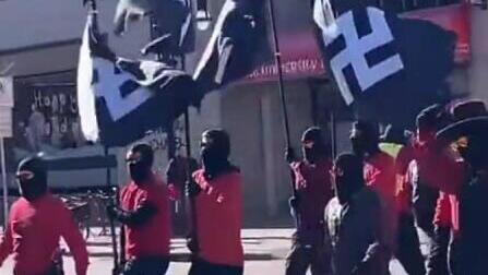 Marcha neonazi por las calles de Madison, Wisconsin, Estados Unidos. 