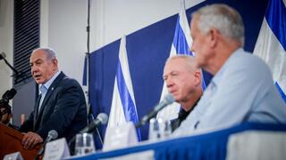 Gantz, Gallant y Netanyahu, anoche en la rueda de prensa.