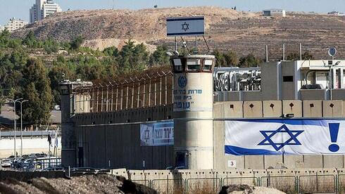 La cárcel de Ofer, donde Israel entregará los presos palestinos a la Cruz Roja, como parte del intercambio de prisioneros con Hamás.