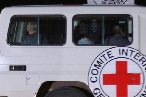 Vehículos de la Cruz Roja cruzan Egipto con destino a Israel.