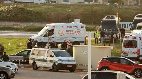 Ambulancias israelíes esperan a los rehenes liberados.