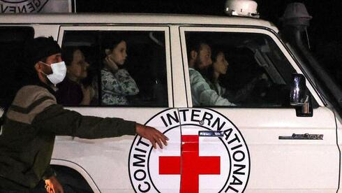 Ambulancia de la Cruz Roja traslada a los rehenes liberados el sábado por la noche. 