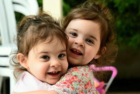 Las gemelas Emma y Yuli Konyo. A la edad de 3 años, pasaron 52 días en cautiverio. 