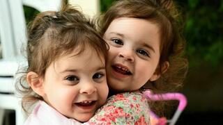 Las gemelas Emma y Yuli Konyo. A la edad de 3 años, pasaron 52 días en cautiverio. 