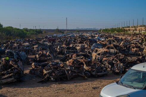 Innumerables coches quemados y dañados por la masacre de Hamás en el festival de música Nova.