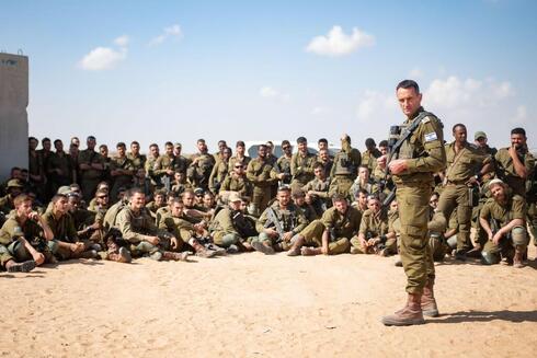 El Jefe de Estado Mayor, Herzi Halevi, con tropas en Gaza.