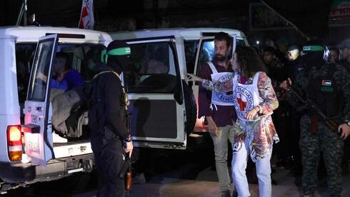 Terroristas de Hamás entregan secuestrados a la Cruz Roja.