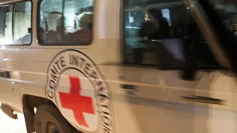 Ambulancia de la Cruz Roja traslada a secuestrados israelíes.