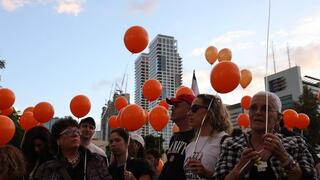 Globos naranjas para Kfir y su familia