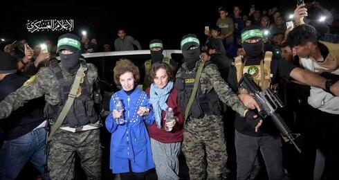 Hamás entrega a la Cruz Roja a Irena Tati y Vilna Trupanov. 