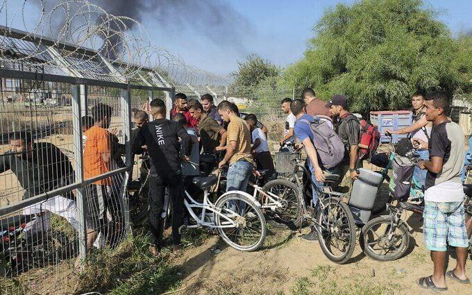 Terroristas entran en Israel por una brecha que abrieron en la valla. 
