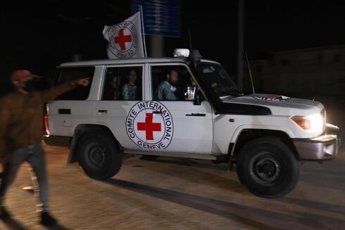 Vehículo del CICR cerca del paso fronterizo de Rafah