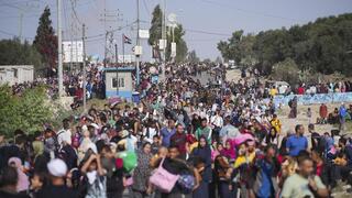 Los residentes de Gaza se desplazan hacia el sur a través de corredores humanitarios