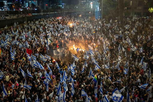Una manifestación espontánea de decenas de miles de personas tras la decisión del primer ministro Benjamín Netanyahu de despedir al ministro de Defensa, Yoav Gallant.