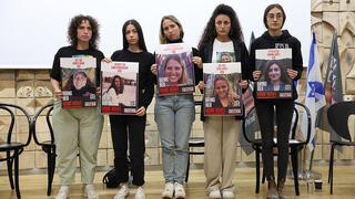 Mujeres piden por la liberación de las cautivas israelíes en la Franja de Gaza.