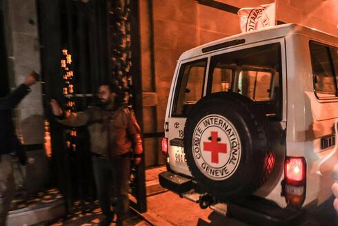 Ambulancia de la Cruz Roja entregando cautivos israelíes