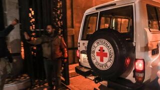 Ambulancia de la Cruz Roja entregando cautivos israelíes