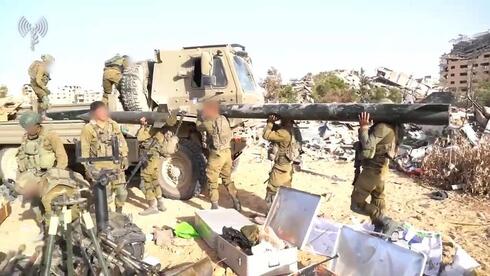 Cohetes remotos de soldados de las FDI encontrados en un enorme arsenal de armas en Gaza.