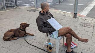 Avichai Brodetz, con el perro de la familia Rodney, que sobrevivió a la masacre escondiéndose.