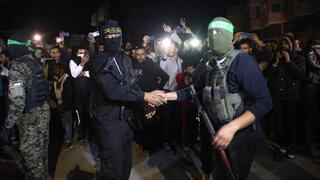 Terroristas de la Jihad Islámica y Hamás se dan la mano durante la liberación de rehenes israelíes.