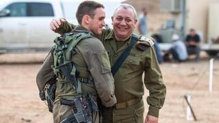 Mayor (en funciones) Gal Meir Eisenkot con su padre Gadi Eisenkot en 2018.