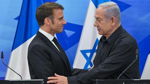 El presidente de Francia, Emmanuel Macron, saluda al primer ministro de Israel, Benjamín Netanyahu, en un encuentro posterior a la masacre del 7 de octubre. 