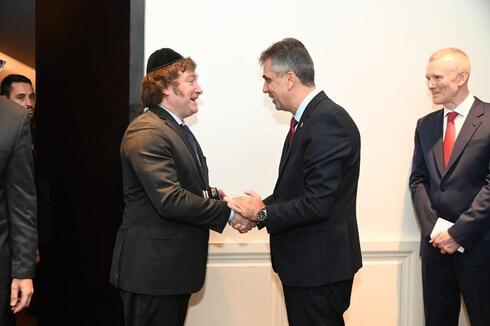 El presidente argentino, Javier Milei, saluda al embajador israelí, Eli Cohen. 
