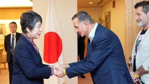 Familiares de secuestrados se reúnen en Tokio con el ministro de Asuntos Exteriores de Japón.
