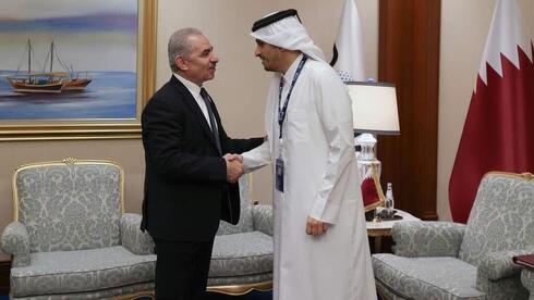 El primer ministro de la AP junto a su homólogo qatarí reunidos este domingo en Doha.