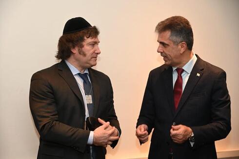 El presidente argentino, Javier Milei, saluda al embajador israelí, Eli Cohen. 