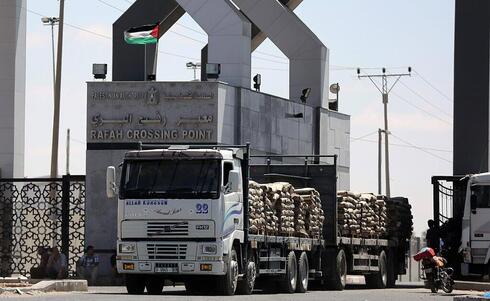 Ayuda humanitaria bloqueada en el cruce de Rafah.