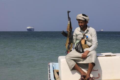 Un combatiente hutí sentado en una playa de Yemen.