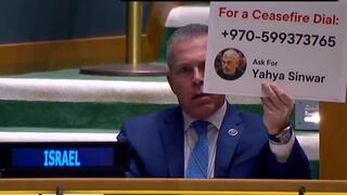 Gilad Erdan, embajador de Israel en la ONU, levanta un cartel con la cara de Yayha Sinwar y su teléfono, en protesta con la resolución aprobada.