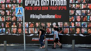 Cartel pidiendo la liberación de rehenes en Tel Aviv