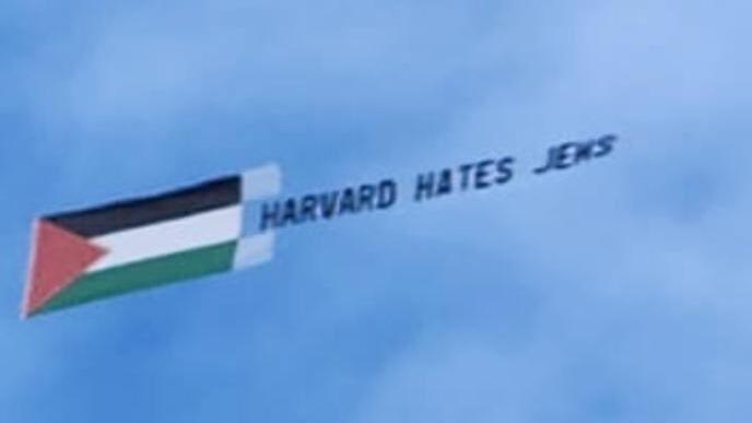 Pancarta ondeada sobre el campus de Harvard  