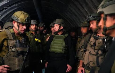 El ministro de Defensa en la compleja red de túneles de Hamás. 