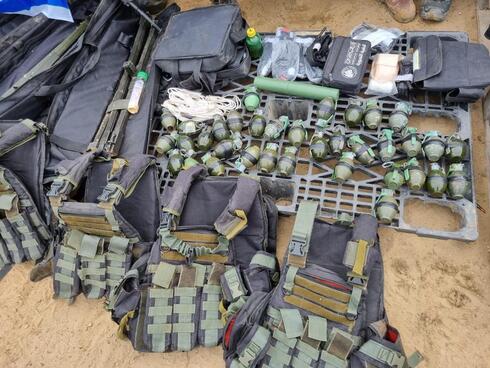 Explosivos y armas de fuego confiscados a Hamás