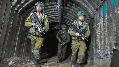 Soldados de las FDI en túneles terroristas de Hamás. 