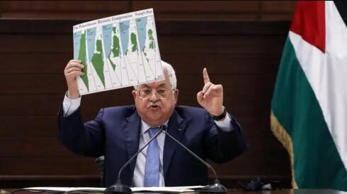 Mahmoud Abbas con un mapa que representa a los territorios de la Autoridad Palestina.