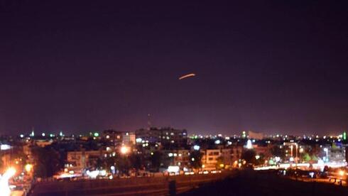 Escena de un ataque anterior al aeropuerto de Damasco, similar al de anoche que terminó con la vida de 11 funcionarios del CGRI. 
