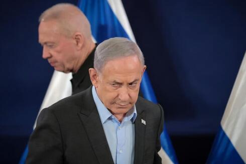 Benjamín Netanyahu y Yoav Gallant, quienes posaron en una foto con un falso soldado de las FDI en la Franja de Gaza.