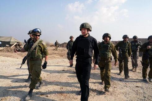 Gallant junto a tropas de las FDI en la Franja de Gaza.