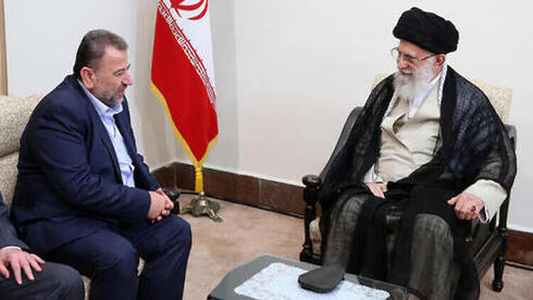 Saleh al-Arouri y el líder supremo iraní Ali Khamenei