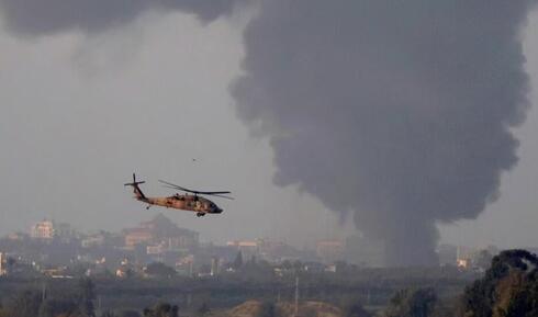 Helicóptero de las FDI volando entre el humo de Gaza.