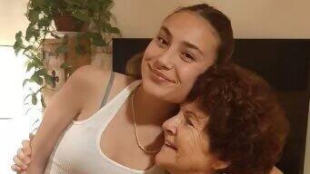 Sahar Calderón, con su abuela Carmela.