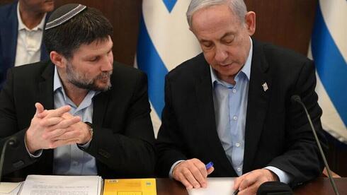 El ministro de Finanzas de extrema derecha, Bezalel Smotrich, con el primer ministro Benjamin Netanyahu.