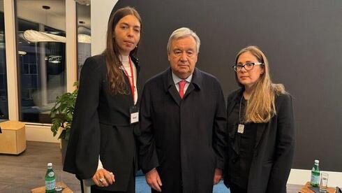 El secretario general de la ONU, Antonio Guterres, con mujeres que fueron mantenidas cautivas por Hamás en Gaza. 