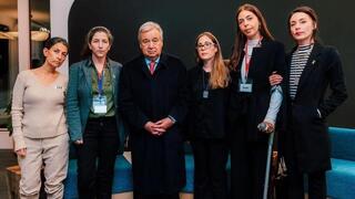 Antonio Guterres con familiares de rehenes y mujeres que fueron cautivas de Hamás. 