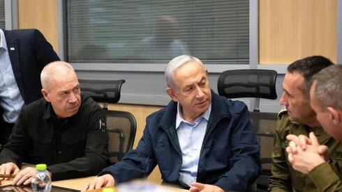 Yoav Gallant, ministro de Defensa; Benjamín Netanyahu, primer ministro, y Herzi Halevi, jefe de Estado Mayor de las FDI. 