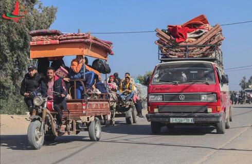 Miles de palestinos civiles se trasladan de Khan Younis a Rafah tras el incremento de los combates.